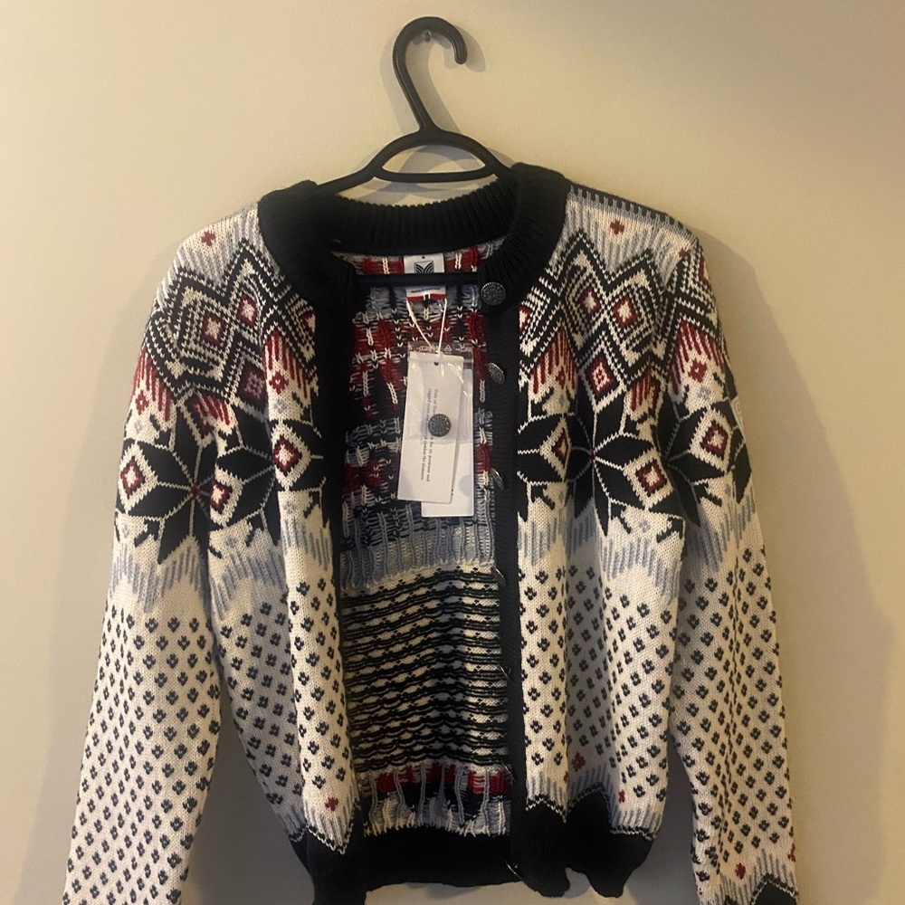 NEW WITH TAGS - DALE OF NORWAY BUTTON DOEN SWEATER!